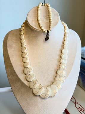 Cream Howlite Graduated Bead Necklace and Bracelet Set
